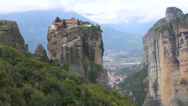 Eine Seilbahn Fährt Über Einen Abgrund Einem Kloster Meteora Griechenland — Stockvideo