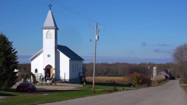Churchgoers Chegar Uma Igreja Muito Branca Campo — Vídeo de Stock
