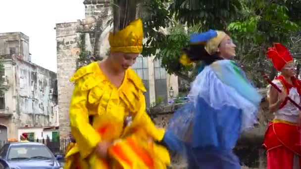Γυναίκες Πολύχρωμα Κοστούμια Χορεύουν Ξυλοπόδαρα Στους Δρόμους Της Αβάνας Κούβα — Αρχείο Βίντεο