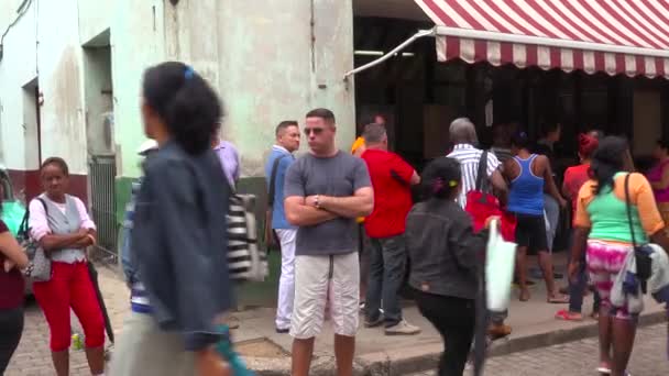 Cubanos Esperan Fila Por Servicios Productos Básicos Del Gobierno Habana — Vídeo de stock