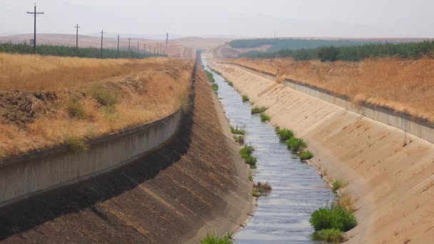 灌漑用運河は干ばつの間にカリフォルニア州で乾燥している — ストック動画