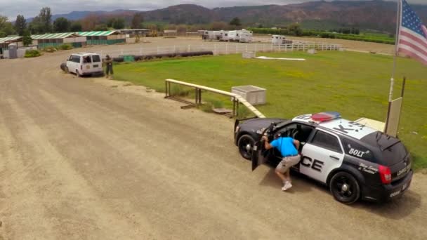 Luchtfoto Boven Een Hond Training Een Schietpartij Tussen Politie Criminelen — Stockvideo