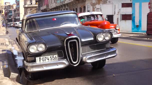 古巴哈瓦那的街道上坐着一辆老式的Edsel牌汽车 — 图库视频影像
