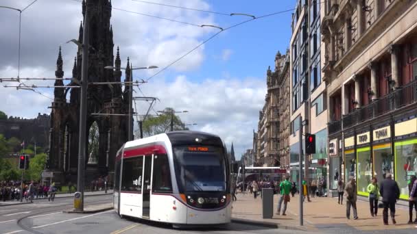 Einspielung Einer Straßenbahn Auf Den Straßen Von Edinburgh Schottland — Stockvideo