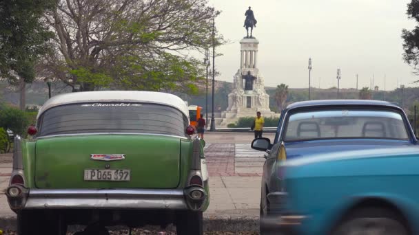 Socha Generála Maxima Gomeze Poblíž Muzea Revoluce Klasickými Auty Havana — Stock video