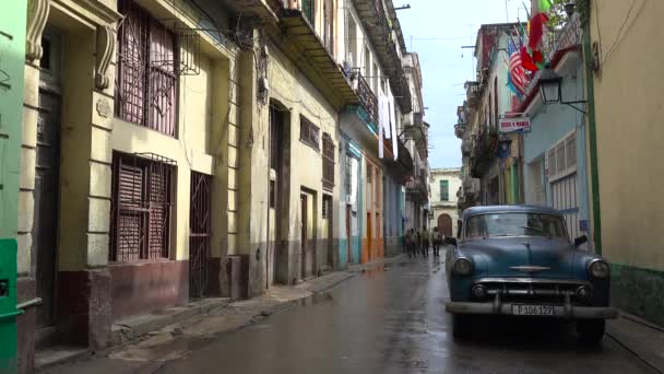 Stare Miasto Hawana Kuba Deszczu Klasycznym Starym Samochodem Pierwszym Planie — Wideo stockowe
