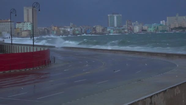 Die Uferpromenade Des Malecon Havanna Kuba Wird Von Einem Gewaltigen — Stockvideo