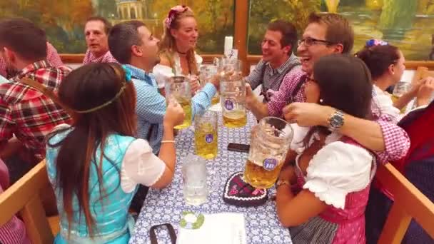 Pessoas Levantam Canecas Cerveja Num Brinde Oktoberfest Alemanha — Vídeo de Stock