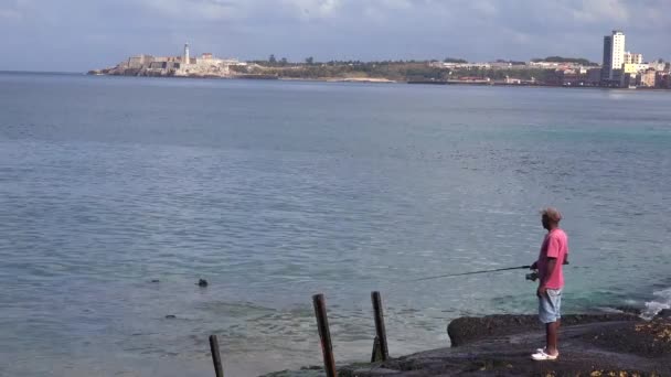 Rybak Stoi Nabrzeżu Malecon Hawanie Kubie — Wideo stockowe