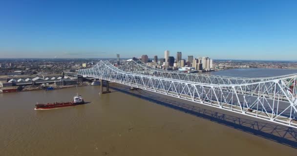 ミシシッピ川のクレセントシティ橋の素晴らしい空中撮影は ニューオーリンズルイジアナのスカイラインを明らかに — ストック動画