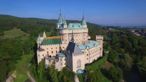 Vacker Antenn Etablerar Utsikt Över Den Romantiska Bojnice Slott Slovakien — Stockvideo