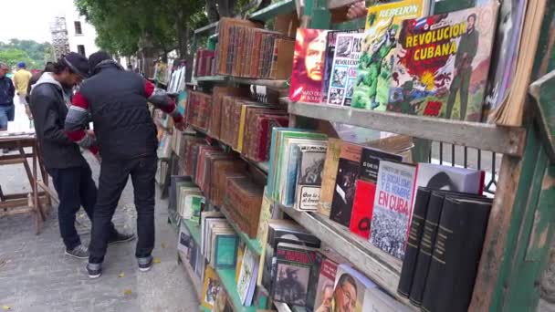 Sprzedawcy Ulicach Hawany Kuba Sprzedają Stare Książki Propagandowe Plakaty — Wideo stockowe