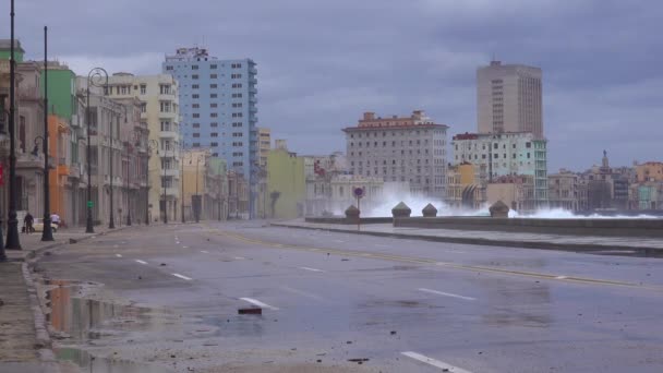 キューバのマレコンのウォーターフロントの遊歩道は 巨大な冬の嵐の間に暴行を取ります — ストック動画