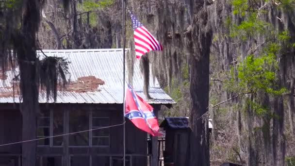 Rundown Old Bayou House Flies Confederate Flag Rural Deep South — Stock Video