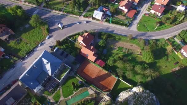 Erstaunliche Luftaufnahme Einer Verlassenen Burgruine Auf Einem Hügel Der Slowakei — Stockvideo