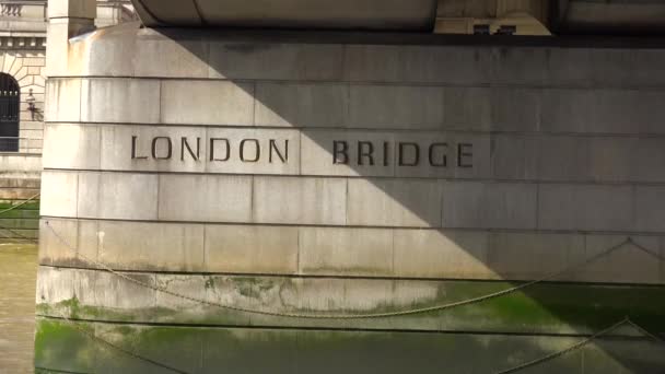 Widok Łodzi Przepływającej Pod London Bridge Anglia — Wideo stockowe