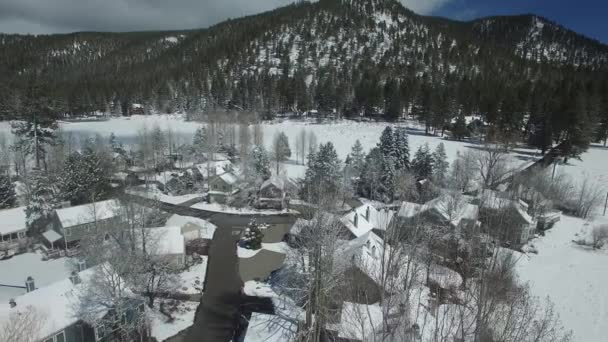 Uma Antena Sobre Uma Aldeia Coberta Neve Nas Montanhas — Vídeo de Stock