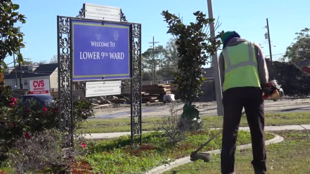 Les Travailleurs Nettoient Embellissent Quartier Inférieur Arrondissement Nouvelle Orléans Louisiane — Video