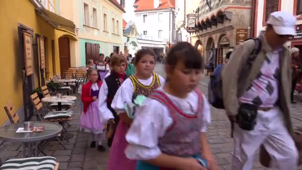 Krásné Děti Domorodém Kostýmu Procházejí Ceskem Krumlov Krásná Malá Česká — Stock video