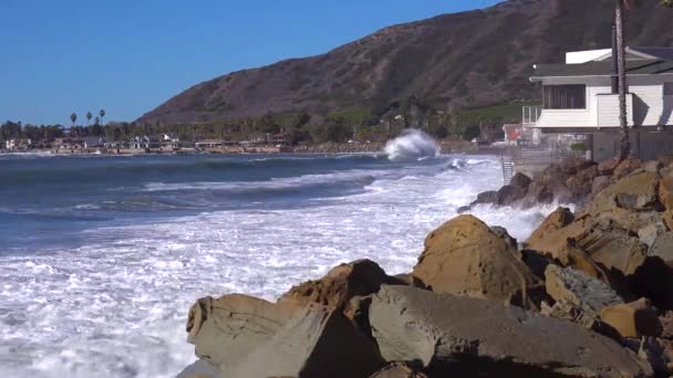 Ondas Enormes Surfe Acidente Casas Praia Sul Califórnia Durante Evento — Vídeo de Stock