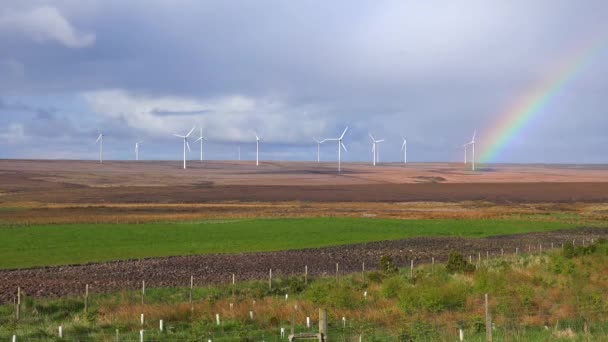 Kuzey Skoçya Rüzgar Jenerasyonu Değirmenlerinin Yakınında Güzel Bir Gökkuşağı Oluşur — Stok video