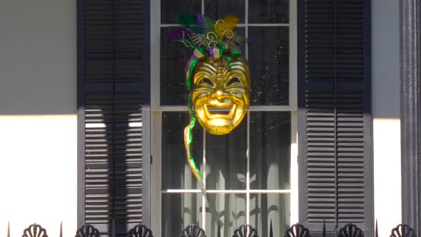 Eine Maske Von Mardi Gras Wird Einem Fenster New Orleans — Stockvideo