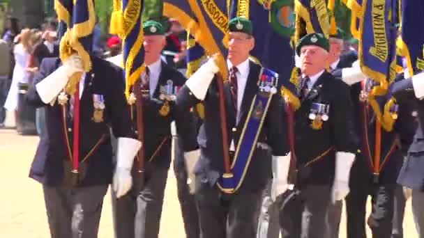 Ветераны Британской Армии Маршируют Торжественном Параде Вниз Торговому Центру Лондоне — стоковое видео