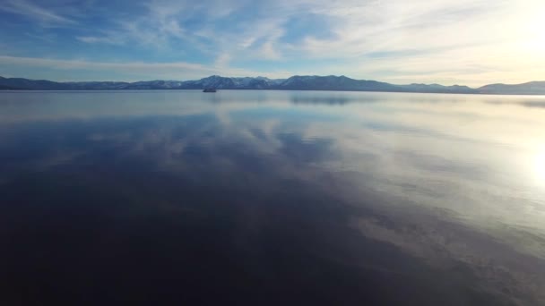 冬にはタホ湖を上空から撮影し 遠くにはパドルホイールの蒸気船があります — ストック動画