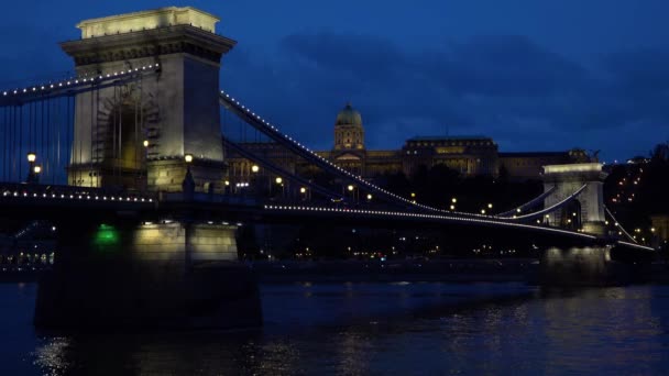 Vista Nocturna Junto Puente Iluminado Sobre Río Danubio Budapest Hungría — Vídeo de stock