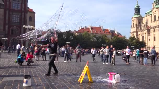 Pouliční Umělec Fouká Obří Bubliny Náměstí Praze — Stock video