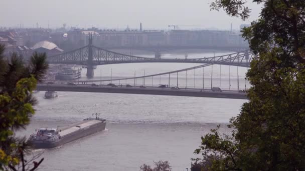 Uma Barcaça Viaja Rio Danúbio Budapeste Hungria — Vídeo de Stock