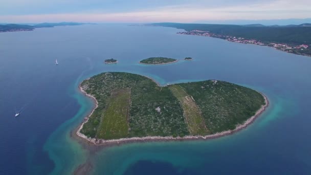 Hermoso Avión Sobre Una Isla Forma Corazón Mar Adriático Cerca — Vídeos de Stock