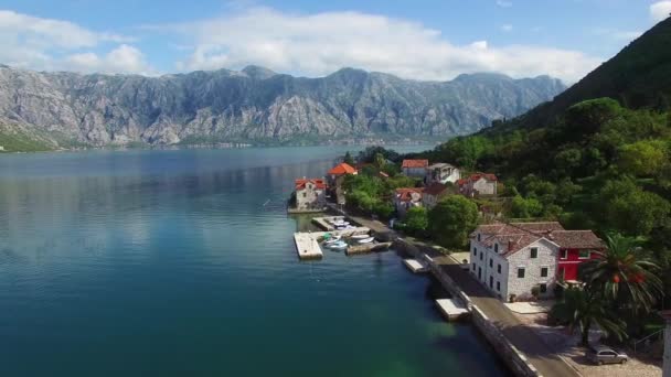 Aeronáutica Deslumbrante Uma Vila Atraente Nas Margens Baía Boka Montenegro — Vídeo de Stock