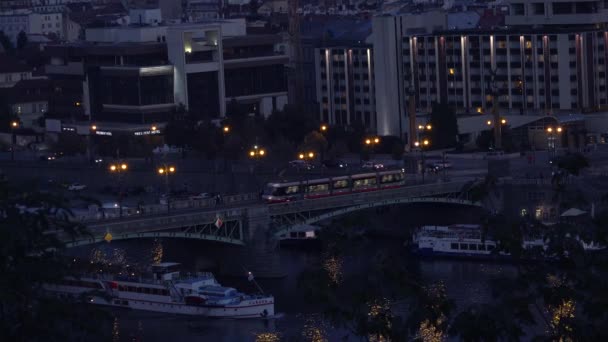 Prachtige Nacht Vaststelling Schot Van Boten Langs Rivier Vltava Praag — Stockvideo