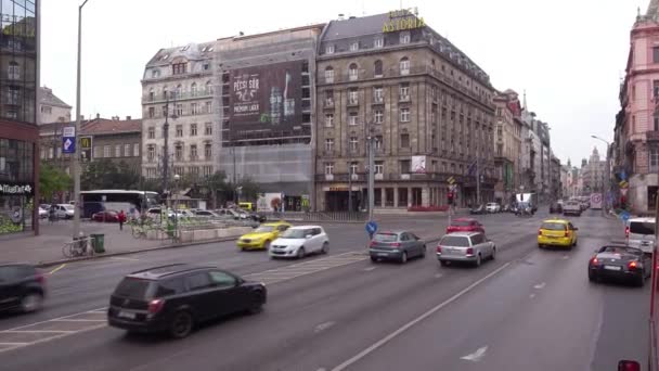 Macaristan Budapeşte Şehrinde Yoğun Bir Cadde Trafiği — Stok video