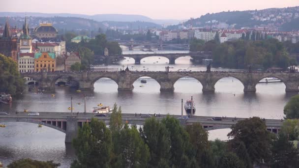 Hermoso Establecimiento Tiro Atardecer Barcos Largo Del Río Moldava Praga — Vídeos de Stock