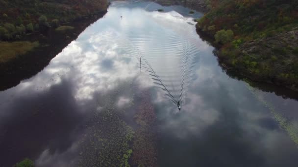 Een Verbazingwekkende Antenne Boven Een Vissersboot Als Het Beweegt Langs — Stockvideo