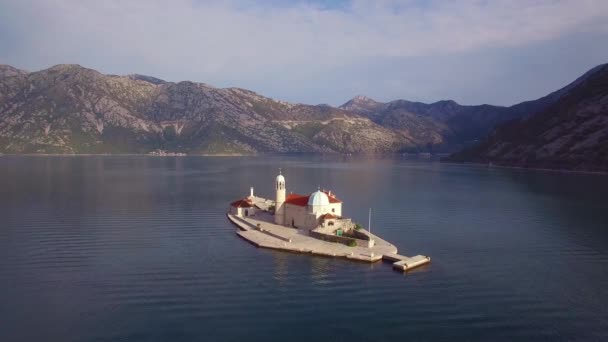 黑山博卡湾岩石岛教堂上方美丽的空中 — 图库视频影像