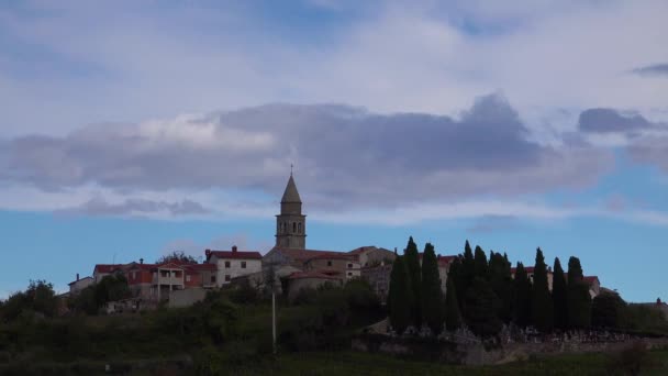 Ładny Timelapse Strzał Chmur Poruszających Się Nad Małą Wioską Istrii — Wideo stockowe