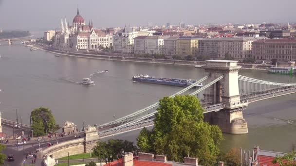 Budapest Hungría Parlamento Largo Del Río Danubio — Vídeos de Stock