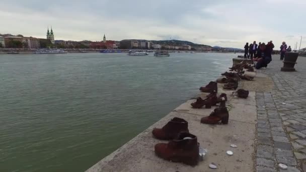 Посетители Помнят Жертв Холокоста Мемориала Дунай Будапеште Венгрия — стоковое видео