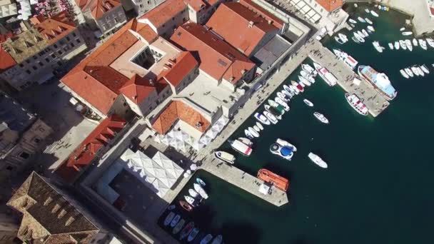 クロアチアのドゥブロヴニクの旧市街を見下ろす空中傾斜 — ストック動画
