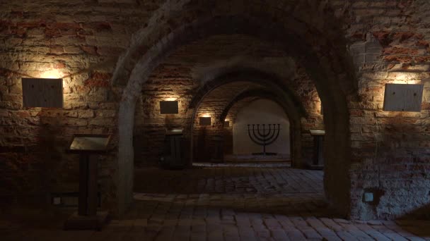 Caixões Uma Menorá Judaica Sentam Crematório Escuro Campo Concentração Nazista — Vídeo de Stock