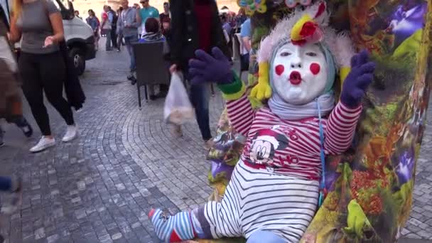 Konstig Gata Som Utför Clown Beter Sig Som Ett Barn — Stockvideo