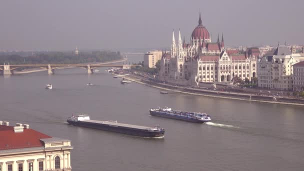 Будапешт Венгрия Парламент Баржи Двигаться Вдоль Дуная — стоковое видео