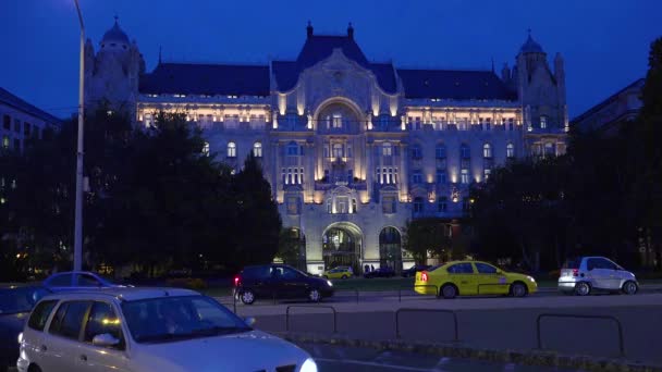 Hotel Gresham Palace Gloeit Het Avondlicht Boedapest Hongarije — Stockvideo