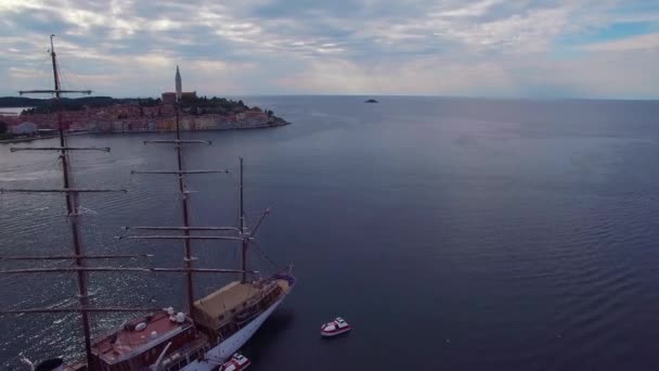 Hermosa Toma Aérea Ciudad Rovinj Croacia Con Barco Alto Primer — Vídeos de Stock