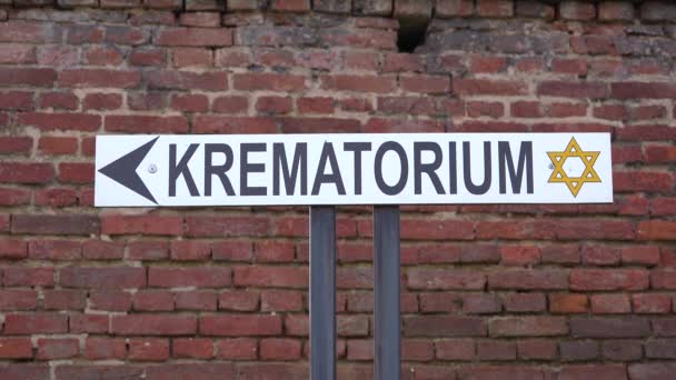 Sebuah Tanda Menunjukkan Arah Krematorium Kamp Konsentrasi Terezin Nazi Republik — Stok Video