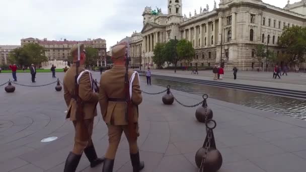 Hongaarse Paleiswachten Marcheren Samen Formatie Boedapest Hongarije — Stockvideo