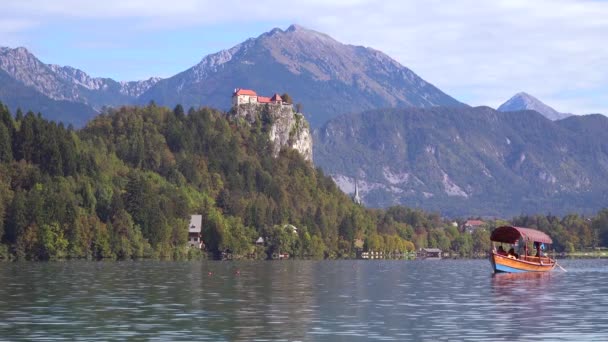 Een Roeiboot Passeert Het Fort Aan Het Meer Van Bled — Stockvideo